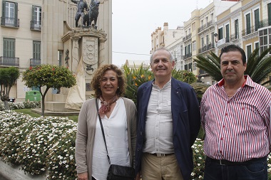 Rosendo Quero, en el centro, junto a dos familiares de Diego Jaén (Foto: Guerrero)