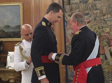 El Rey Felipe VI recibe el fajín de capitán general de manos de su padre Don Juan Carlos