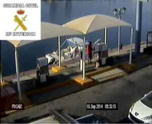 melillahoy.cibeles.net fotos 1043 Embarcacion suministrando combustible para hacerse a la mar d