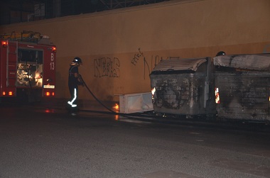 melillahoy.cibeles.net fotos 1565 Una de las acciones mA s perpetradas por los alborotadores estA  siendo la quema de contenedores