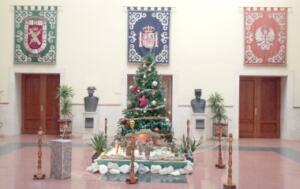 El árbol de Navidad en esta casa-cuartel no podía faltar, para disfrute de todos