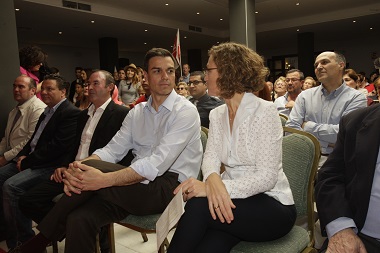 El exsecretario general Pedro Sánchez junto a la presidenta de la Gestora Gloria Rojas en Melilla