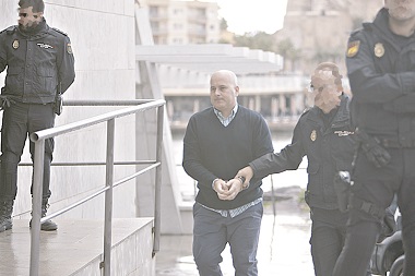 El melillense Juan Manuel Coronil entrando a los Juzgados de Melilla