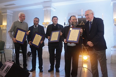 Imbroda entregó una placa a los representantes de todas las comunidades