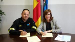 Momento de la firma entre el responsable del IAE y la consejera Velázquez
