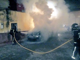 Incendio de un vehículo en la calle Mármol