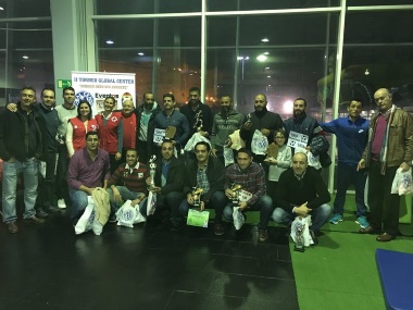 Foto de familia de los premiados junto a los miembros de Cruz Roja Melilla