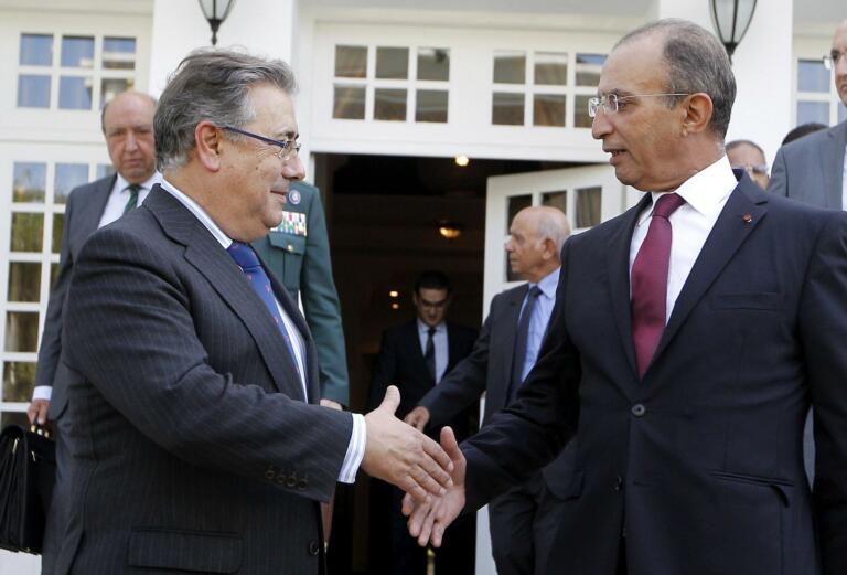 El ministro del Interior marroquí, con el nuevo titular en España, Juan Ignacio Zoido, durante una visita del último a Marruecos