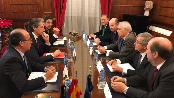 Imagen de la visita del ministro de Fomento a Melilla en su reunión con el Gobierno local