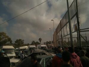 La aglomeración de coches taponó la entrada y salida en el puesto fronterizo de Farhana