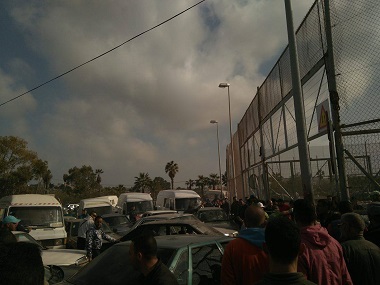 La aglomeración de coches taponó la entrada y salida en el puesto fronterizo de Farhana