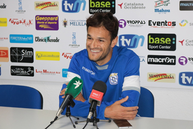 El jugador azulino, durante la rueda de prensa celebrada ayer en el Estadio Álvarez Claro
