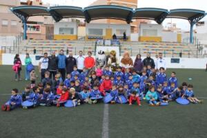 Sus Majestades posaban el pasado año junto a los niños, monitores y responsables de la Fundación de la RFMF