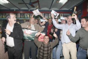 Hace tiempo que no toca nada importante en Melilla.- En la imagen, el día que obtuvieron premio miembros de la Peña Barcelonista de Melilla