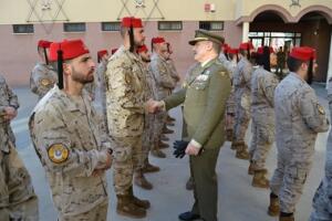 El general Gutiérrez estrecha la mano de un regular