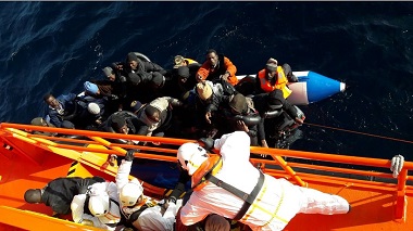 Miembros de la embarcación Guardamar Polimnia rescatando a unas 30 personas de una patera