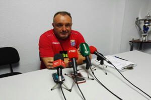 Josu Uribe, en su primera comparencia en la previa de un partido como entrenador de la U.D. Melilla