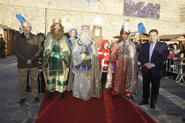 El presidente Imbroda y el viceconsejero Díaz, junto a los Reyes Magos