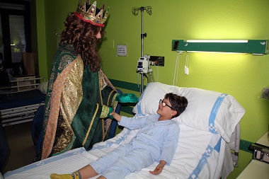 La visita de los Reyes supuso toda una sorpresa para las personas ingresadas en el centro hospitalario