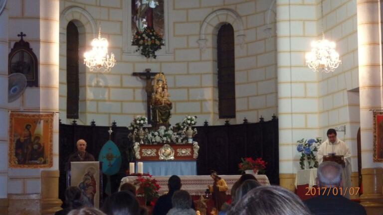 A la dcha. el Vicario durante su homilía del sábado en la Iglesia del Sagrado Corazón de Melilla, ayudado por Salvador Cardona