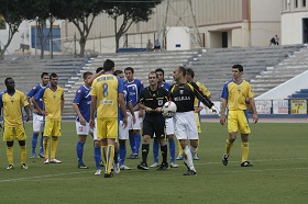 Imagen del partido Melilla-Cádiz, de la temporada 2011-12, en el que se dispone a amonestar al visitante Héctor Yuste