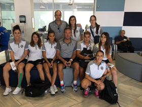 Andújar, junto al presidente del equipo y las jugadoras, en uno de los desplazamientos