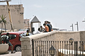 Imagen de archivo de un grupo de menores de la calle en en la zona de Melilla La Vieja
