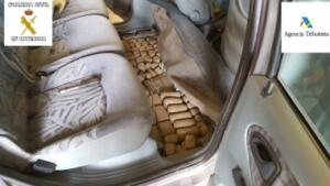 La sustancia se localizó en un doble fondo en el suelo, entre los asientos delanteros y traseros