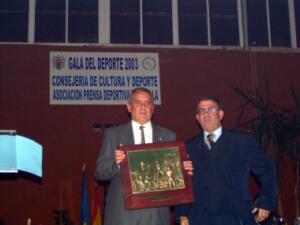Vicente Ramírez recogió el Premio Pedro de Estopiñán, en 2004, de manos de Avelino Gutiérrez