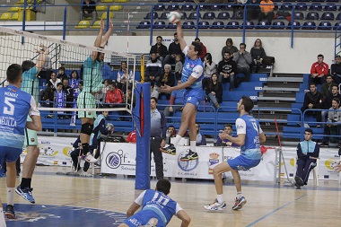Toufik Mouhdjabi, máximo referente en ataque del Club Voleibol Melilla, junto a Javier Monfort