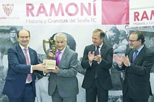 Ramoní, en el homenaje que le brindó el Sevilla F.C. hace dos años