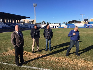 Momento de la visita al césped del Estadio Municipal Álvarez Claro
