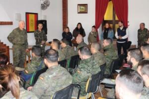 El General González del Alba da la bienvenida a los alumnos