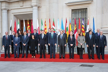 Foto de familia de los 17 presidentes autonómicos que asistieron, junto al Rey, Mariano Rajoy, Soraya Sáenz de Santamaría, Cristóbal Montoro y Pío Gª Escudero