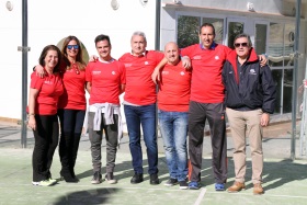 Los integrantes de ‘Dark Vader’, campeones de la competición, posando junto a José Manuel Calzado, presidente del Real Club Marítimo de Melilla