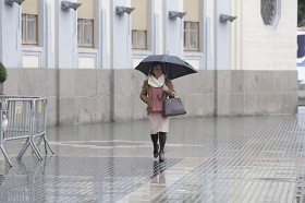 Los melillenses sacaron ayer sus paraguas ante las incesantes lluvias