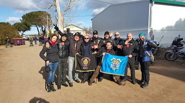 Los moteros melillenses, con la bandera de la ciudad