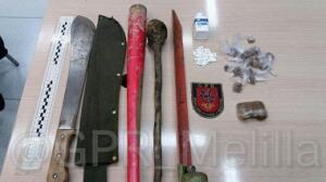 En el registro les encontraron casi 80 gramos de hachís en varias dosis, un bote de Trankimazin y unos 850 euros en metálico, además de las armas