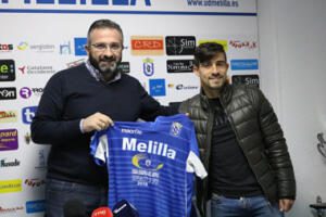 Jairo izquierdo posó con su nueva camiseta, junto al presidente unionista, Luisma Rincón