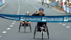 Rafa Botello, cruzando la línea de meta en primer lugar en el maratón de Dubai