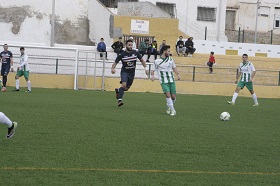 Hamete, jugador del River Melilla, a la izquierda de la imagen