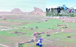 En la foto grande, la imagen real del helicóptero que tuvo que desviarse a Beni Chikar por el mal tiempo.- En la pequeña, la difundida por los medios de Nador y de la que nos hicimos eco