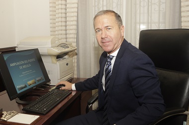 Miguel Marín, en su despacho ante un dossier sobre la ampliación del puerto