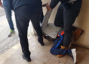Los tres melillenses deteniendo al ladrón y reduciéndolo hasta la llegada de la Policía Nacional