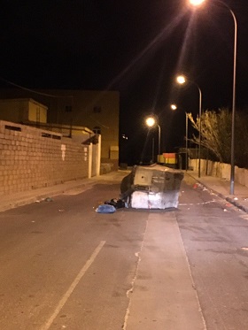 Imagen de Onda Cero de un contenedor volcado en la Cañada (FOTO ONDA CERO MELILLA)