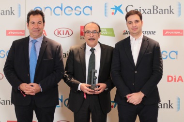Jaime Auday posando con el galardón en las manos, junto a Óscar Madrid y a Enrique Suárez