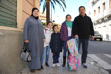 Yasmina, Mohamed y sus tres hijas es una de las familias que permanece en el albergue