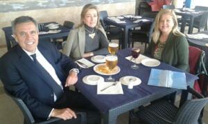El abogado Fernando Osuna, en el almuerzo con su esposa y una amiga en Melilla