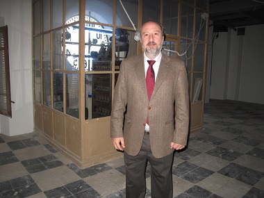 Manuel Ángel Quevedo, en el salón del Reloj bajo los torreones