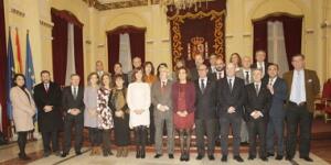 La ministra de Sanidad, Servicios Sociales e Igualdad, Dolors Montserrat, se hizo una foto con los portavoces políticos de la Asamblea y el Gobierno de Melilla